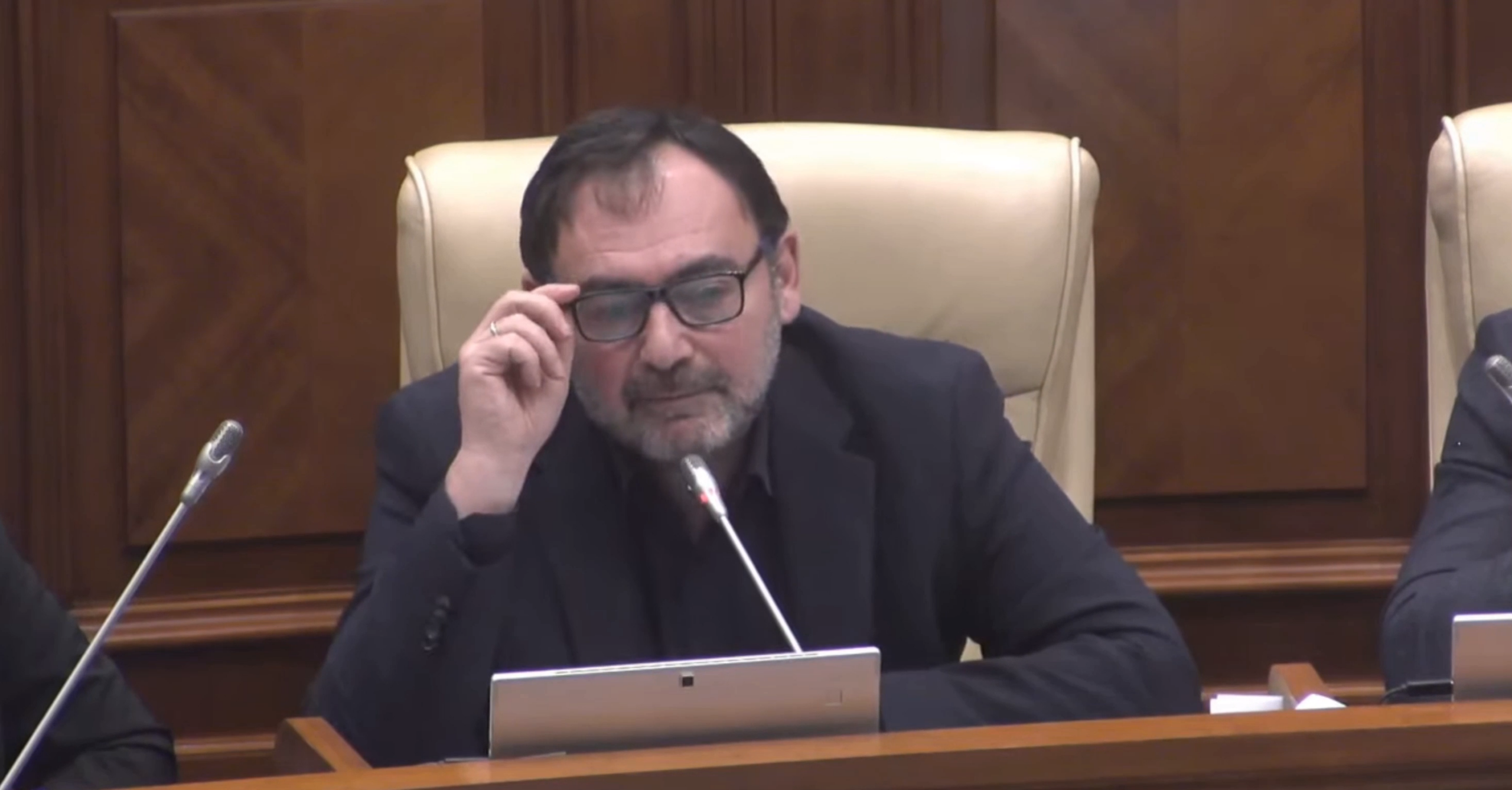 Министр экономики не смог ответить депутату Марку Ткачуку на вопросы о порте Джурджулешты.